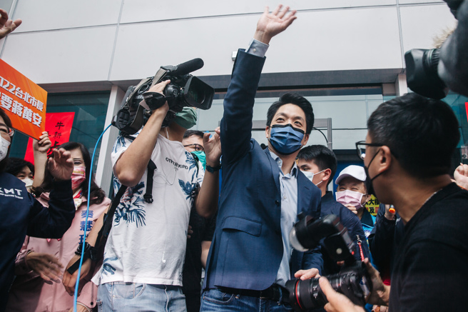 國民黨25日召開中常會，會中通過提名蔣萬安(前中)參選台北市長，蔣表示，感謝黨對於年輕世代的信任跟期許，將首都之戰這麼重要的使命交付給他，他會全力以赴，讓藍天再現；蔣走出黨中央，高舉雙手感謝在外淋雨等待的民眾支持。(郭吉銓攝)