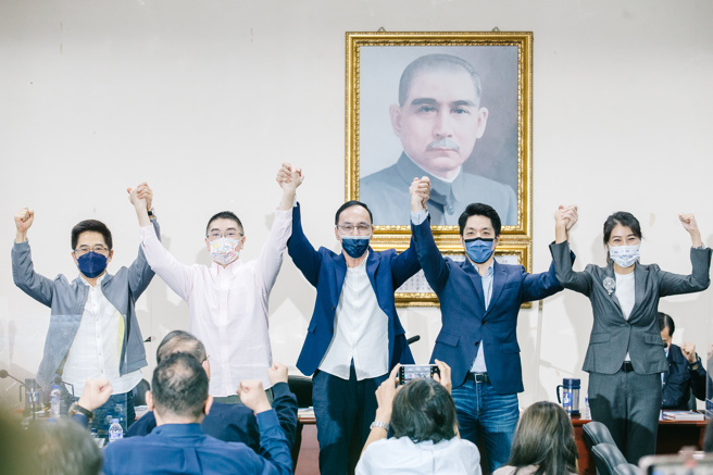 國民黨25日召開中常會，會中通過提名蔣萬安(右二)參選台北市長、許淑華（右一）參選南投縣長、謝國樑（左二）參選基隆市長；黨主席朱立倫（右三）拉起三位參選人的手，高喊凍蒜。(郭吉銓攝)
