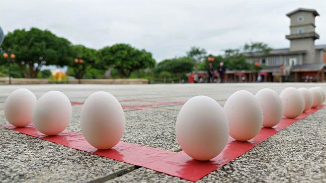 全联善美的文化艺术基金会表示，特别在6月3日的端午节举办传统习俗活动，地板会设置4公尺长的「平安」大字，邀请大小朋友在字样的线稿上立蛋。（宜兰传统艺术园区提供／吴佩蓉宜兰传真）