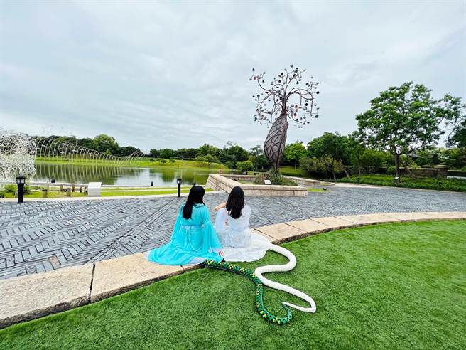 宜兰传统艺术园区指出，有首次曝光长达400公分的趣味蛇尾打卡装置，让游客一秒Cosplay成蛇仙，青蛇、白蛇、许仙也会不定时穿梭园区跟民眾互动合影。（宜兰传统艺术园区提供／吴佩蓉宜兰传真）
