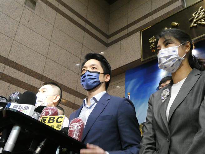 国民党今正式提名青壮派立委蒋万安参选年底台北市长，蒋受访时左右开弓，昨批民进党政府这两年防疫无能，右批过去几年台北城市基础建设停滞不前。蒋承诺，若当选，要让台北市在后疫情时代，蜕变成全世界最具爆发力的国际大城。（周志豪摄）