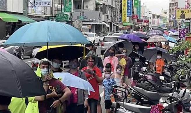 屏东家长带孩童到诊所等待施打疫苗。(民眾提供)