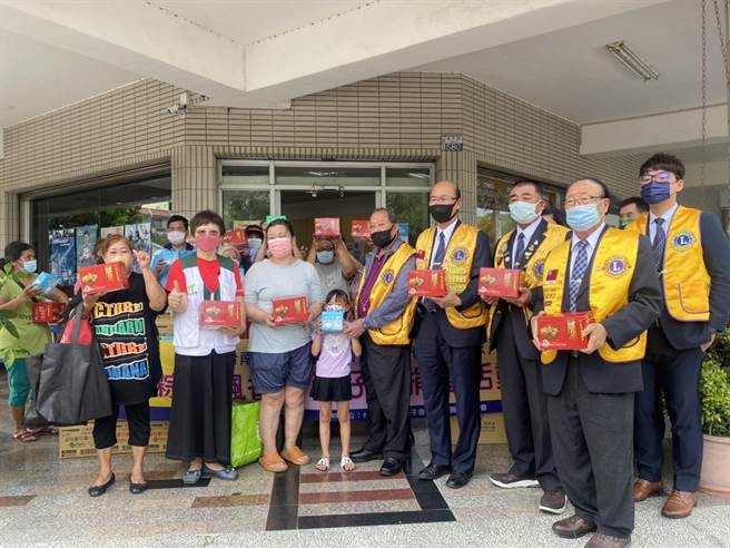 佳里狮子会赞助北台南家扶中心佳里服务处端午粽及口罩。(北台南家扶提供／刘秀芬台南传真)