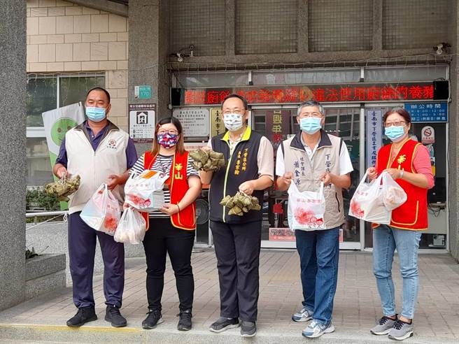 华山基金会下营站25日与下营区公所共同举办「端午节不孤单，粽心传爱」关怀活动。(下营区公所提供／刘秀芬台南传真)