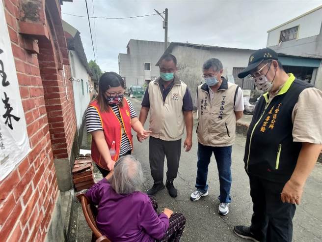 华山基金会下营站25日与下营区公所共同举办「端午节不孤单，粽心传爱」关怀活动。(下营区公所提供／刘秀芬台南传真)