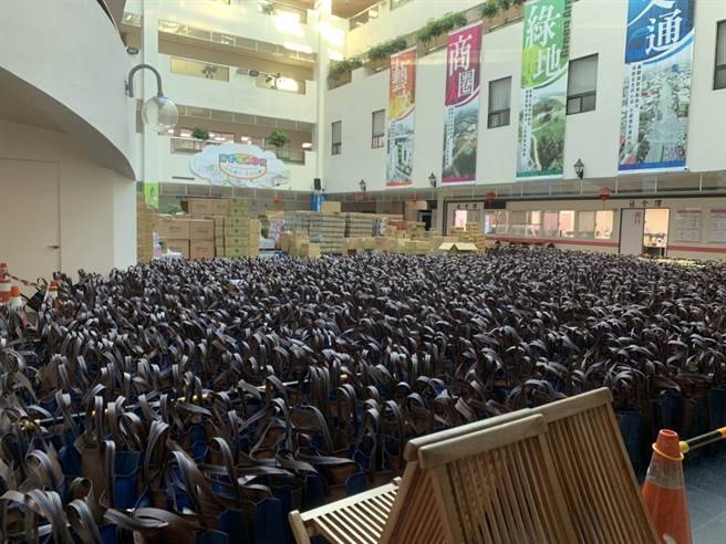 桃园陆续传出有里长帮忙代送关怀包而染疫，怒批市府将所有事都丢包给基层。（吕筱蝉摄）