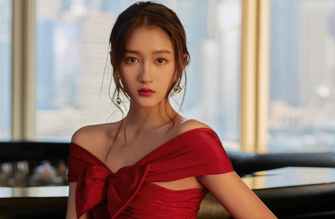 4岁就出道的关晓彤，从小美到大，被封为「国民初恋」。(翻摄自关晓彤工作室微博)