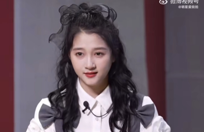 近日关晓彤受访的影片在网上疯传，眾人惊呼她发福又憔悴，宛若大妈。(翻摄自微博)