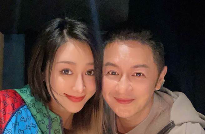 52歲陳浩民與小他16歲的蔣麗莎2011年結婚，夫妻在5年內連生4胎，組成一家六口。（圖／取材自蔣麗莎加油微博）