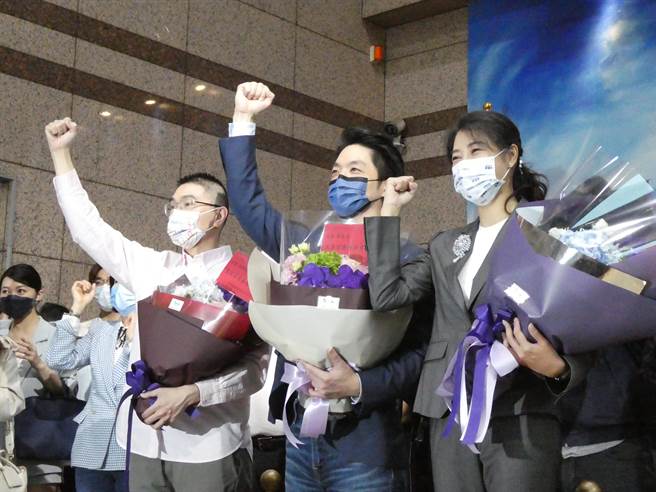 国民党今提名「神力女超人」、立委许淑华与前立委谢国梁两个6年4班生，分别参选南投县长与基隆市长。许受访时说，未来将致力将南投打造为低碳城市。谢则说，引进产业、创造就业、关怀弱势将是他当选后3大施政主轴。（周志豪摄）