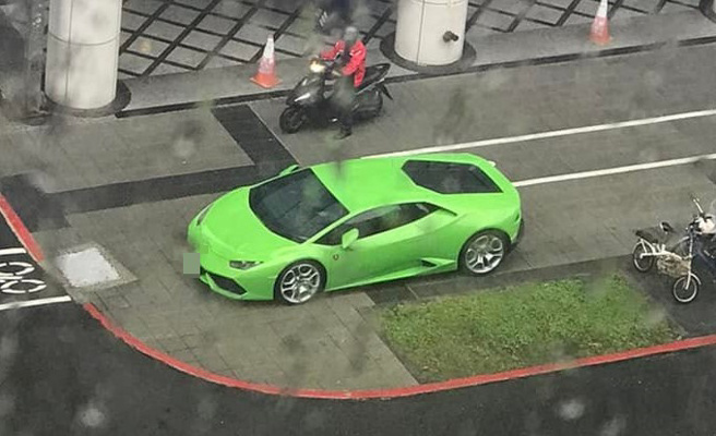 超跑車主超霸氣！直接將車子開上人行道，網笑：「怕害到路人」。（圖／翻攝自爆廢公社）