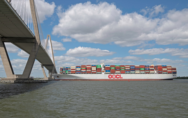 謝金河認為，今年全球最威猛的兩家貨櫃輪公司，德國赫伯羅特（HLAG）與東方海外。（示意圖/達志影像/shutterstock）