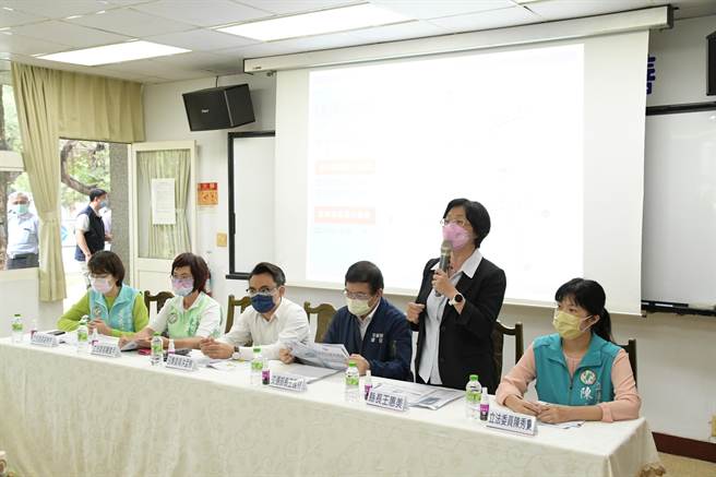 立法院交通委員會25日考察彰化地區交通建設，彰化縣長王惠美表示，捷運綠線延伸彰化4年多前已經納入前瞻計畫，尚在審核可行性評估，希望加快腳步。（吳敏菁攝）