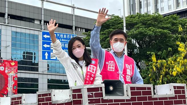 左楠區議員參選人白喬茵今下午力邀前台北市長郝龍斌輔選，車隊從左營高鐵站前出發，將沿著左營眷村等地車掃。（柯宗緯攝）