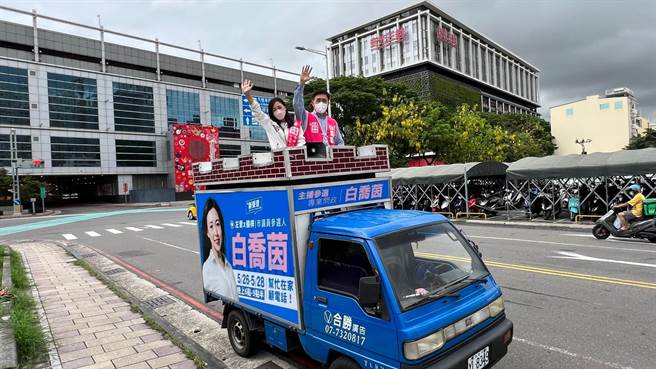 左楠區議員參選人白喬茵今下午力邀前台北市長郝龍斌輔選，車隊從左營高鐵站前出發，將沿著左營眷村等地車掃。（柯宗緯攝）