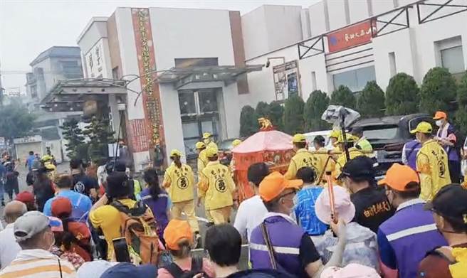 白沙屯妈祖神銮略作停顿后，即右转往福宴国际创意美食餐厅方向行进。（陈世宗摄）