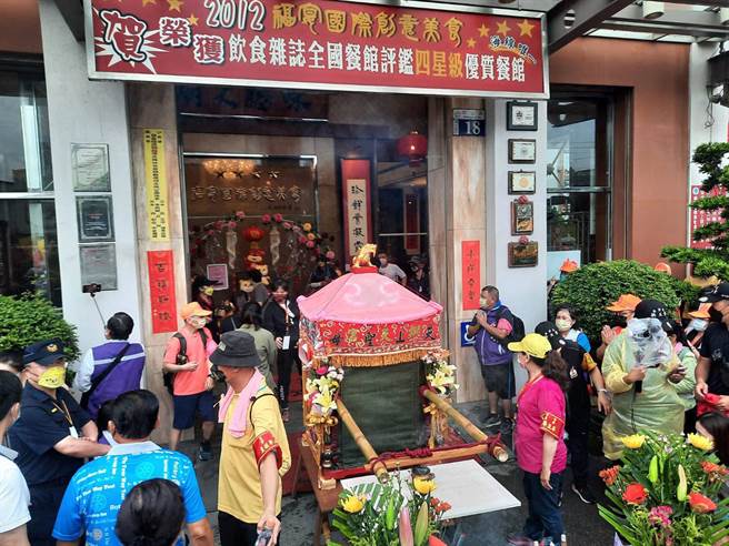 白沙屯妈祖神銮近20年来第8次停驻驾福宴国际创意美食餐厅。（陈世宗摄）