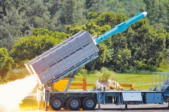 雄二机动飞弹发射车，机动发射的雄风二型飞弹。（摘自中科院）