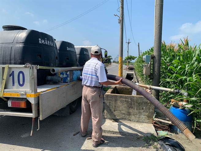 雲縣環保局在10個鄉鎮成立14隊沼渣沼液施灌車隊。（雲林縣環保局提供）