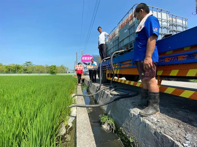 雲縣環保局在10個鄉鎮成立14隊沼渣沼液施灌車隊，水稻的生長情形很不錯，農民反應有增加收獲量。（雲林縣環保局提供）