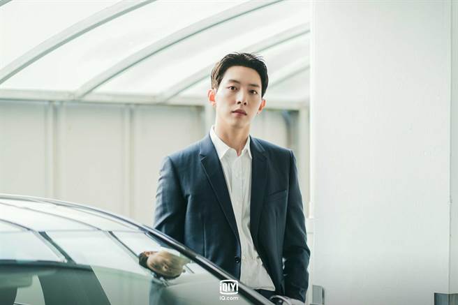 李正信在《流星》中饰演律师「都秀赫」。（爱奇艺国际站提供）