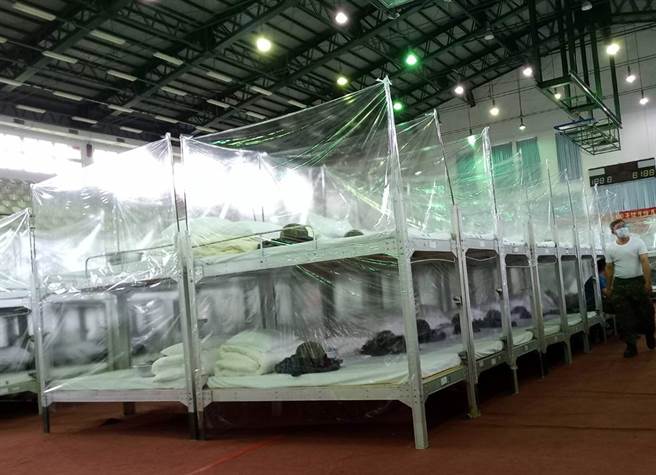 志航基地教召役男住的大通铺，只有简陋的塑胶布区隔。（陈莹服务处提供）