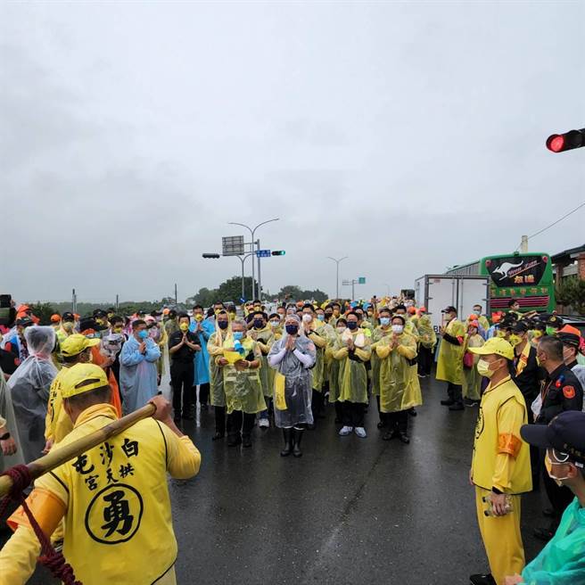 大甲警方雨中迎接「粉红超跑」与神同行，将夜以继日维护香客安全。（警方提供）