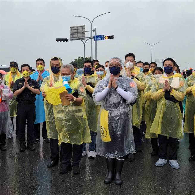 大甲警方雨中迎接「粉红超跑」与神同行，将夜以继日维护香客安全。（警方提供）
