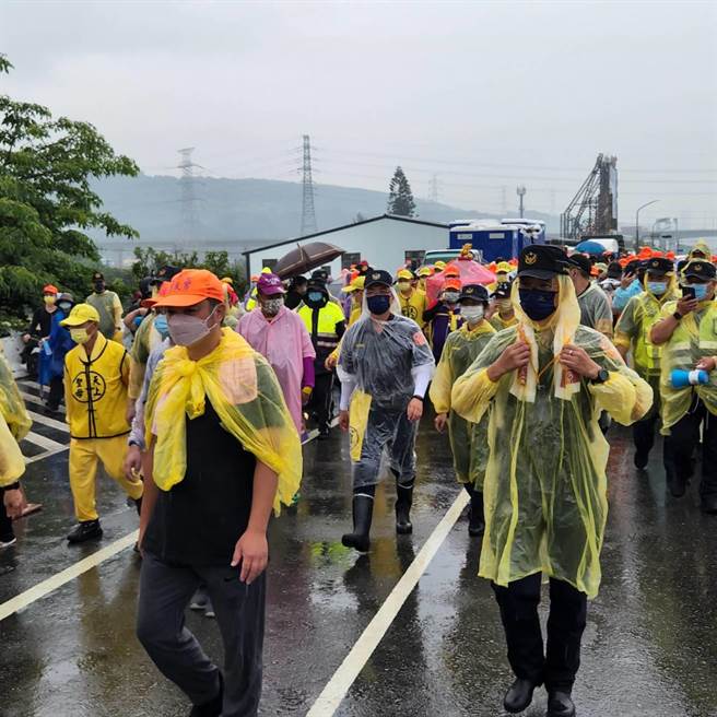 大甲警方雨中迎接「粉红超跑」与神同行，将夜以继日维护香客安全。（警方提供）