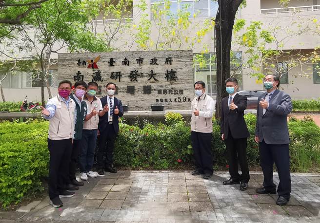 台南市为加速5G相关技术与软体研发，邀亚旭电脑进驻南科南瀛大楼，在台南打造首座交通数据应用研发中心，25日举行揭牌启用典礼。（刘秀芬摄）