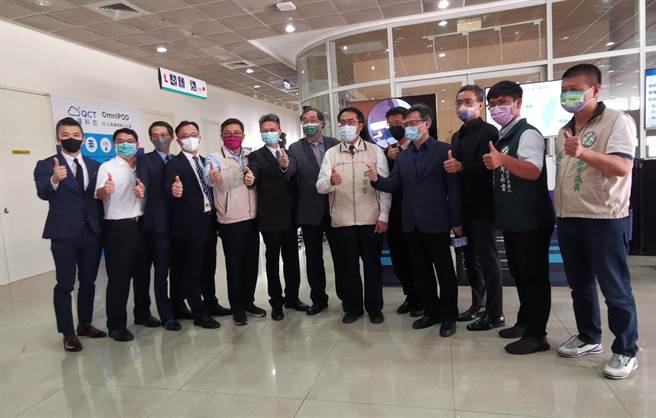 台南市为加速5G相关技术与软体研发，邀亚旭电脑进驻南科南瀛大楼，在台南打造首座交通数据应用研发中心，25日举行揭牌启用典礼。（刘秀芬摄）