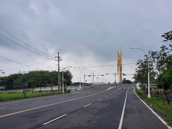 雲林縣縣府把二崙鄉裕民路從一般鄉道拓寬為4線道，馬路品質相當好，但也導致車輛多車速快的困擾，雲林縣警局設測速照相，限速50公里取締把鄉道當賽道的用路人。（周麗蘭攝）