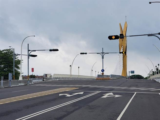 雲林縣的新地標之一，位於虎尾鎮及二崙鄉交界，跨新虎尾溪的雲禾大橋。（周麗蘭攝）