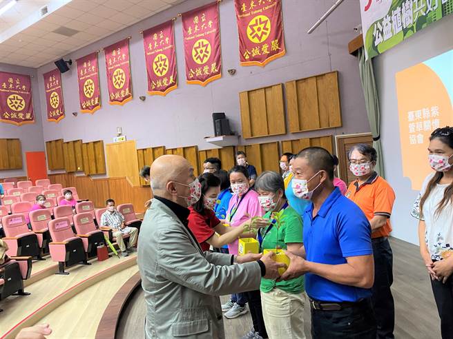 台東縣府結合企業贈樹苗幫助縣內社福團體。（蔡旻妤攝）