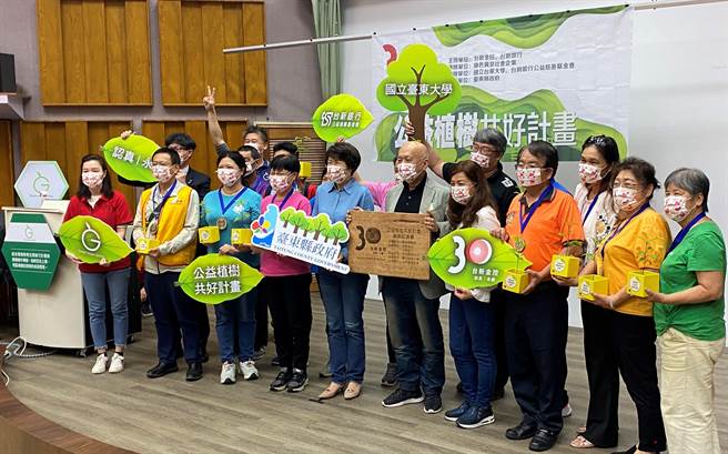 台東縣府結合企業贈樹苗幫助縣內社福團體。（蔡旻妤攝）