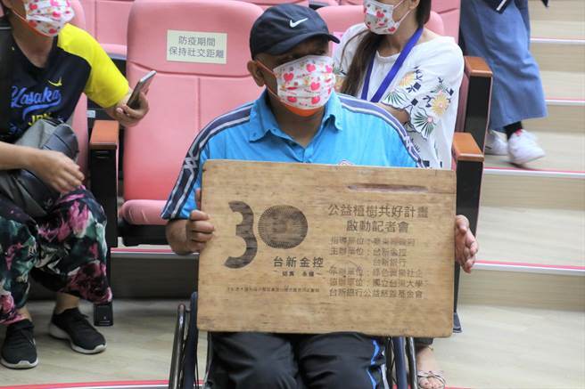 台東縣府結合企業贈樹苗幫助縣內社福團體。（台東縣府提供／蔡旻妤台東傳真）