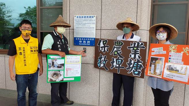 大林镇上林里长陈煦湘（左二）、社区发展协会理事长孙家榕（右一）等人到嘉义地检署按铃申告。（廖素慧摄）