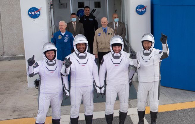 57歲的日本太空人野口聰一(圖右)宣布將離開日本宇宙航空研究開發機構（JAXA）。(資料照／新華社)