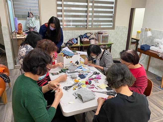 林静羭社会工作师事务所中60岁以上家庭照顾者及退休银髮族加入缝纫手作。（元大文教基金会提供／林志成台北传真）
