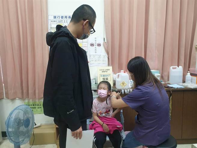 金门BNT儿童疫苗今天开打，首日有179人完成接种。（县府提供）