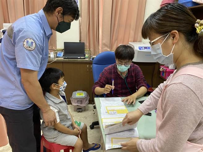 金门BNT儿童疫苗今天开打，医师在接种前进行健康评估。（县府提供）