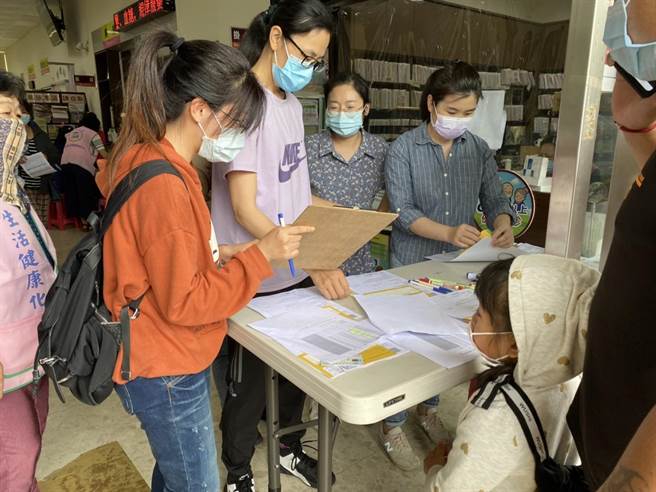 家长陪同学童前往卫生所接种，学校护理师也到场协助引导。（县府提供）