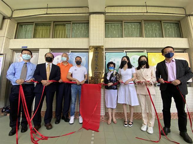 中华医大生物医学及美容保健科今天揭牌，将招收50名新生。(曹婷婷摄)