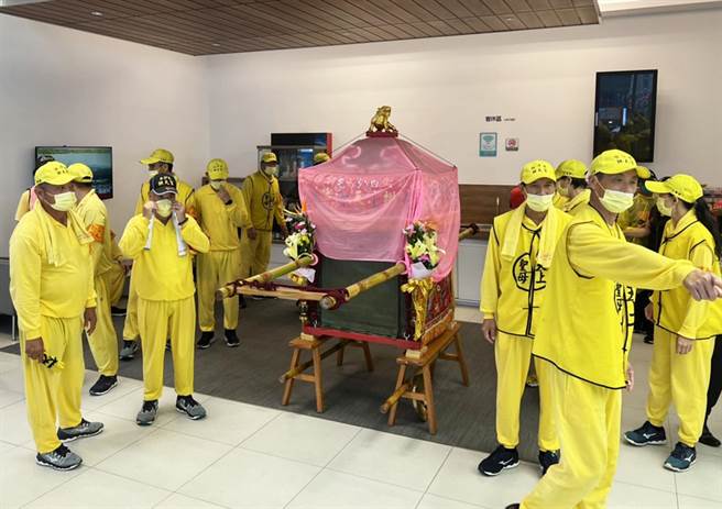 白沙屯拱天宮媽祖25日晚上駐駕大甲區裕唐汽車服務廠，26日早上5時起駕。（民眾提供／陳世宗台中傳真）