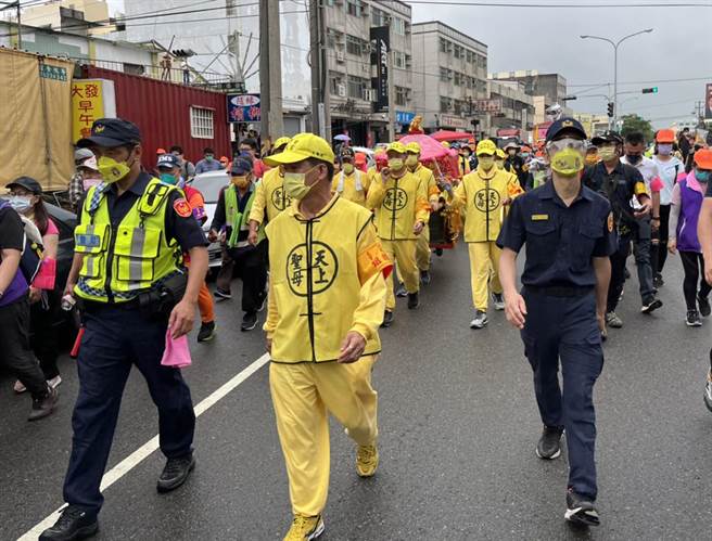 「粉紅超跑」沿海線台一線往北急行，沿途都有清水及大甲分局警方隨行，確保媽祖鑾轎行進順暢與用路安全。（陳世宗攝）