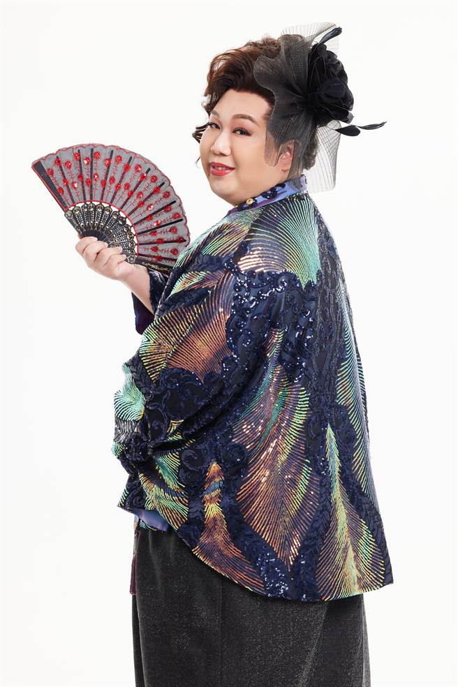 Alizabeth娘娘身穿1920年代華服，笑說自己身價上漲。（果陀劇場提供）