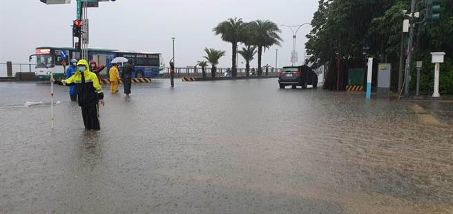 新北市淡水因强降雨，道路有淹水情况发生。（翻摄画面）
