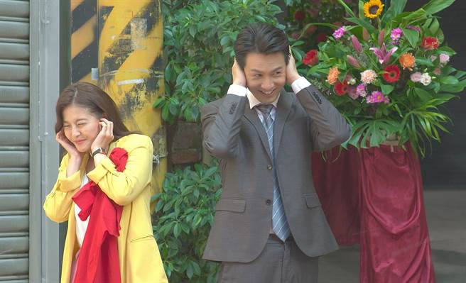 王乐妍为了躲鞭炮差点出镜。（台视提供）