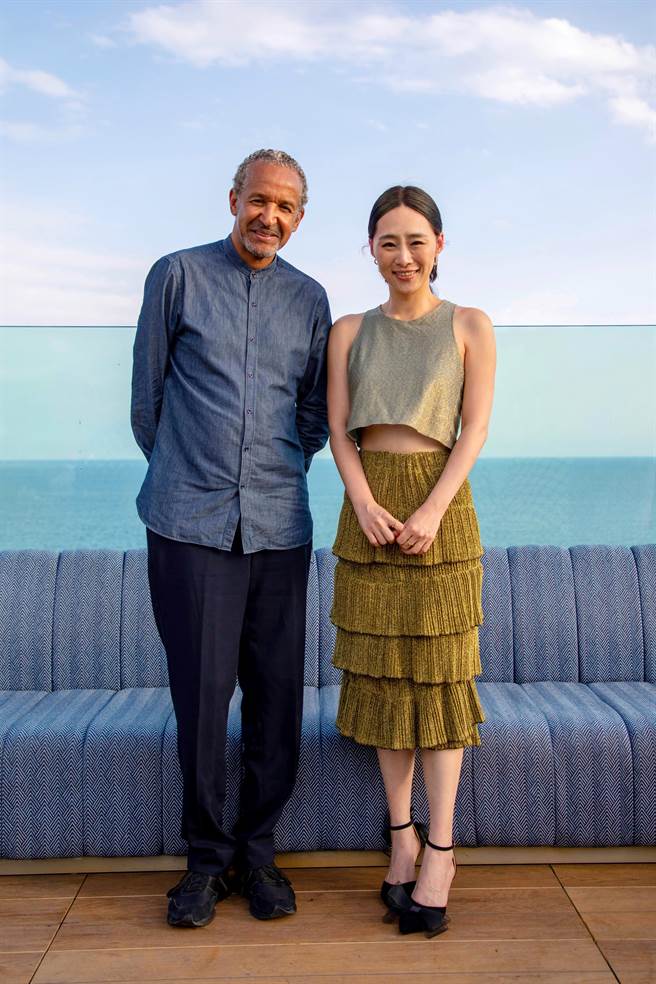 《芳香嶺》導演席沙克（左）、女主角吳可熙在坎城合體亮相。（劇組提供）