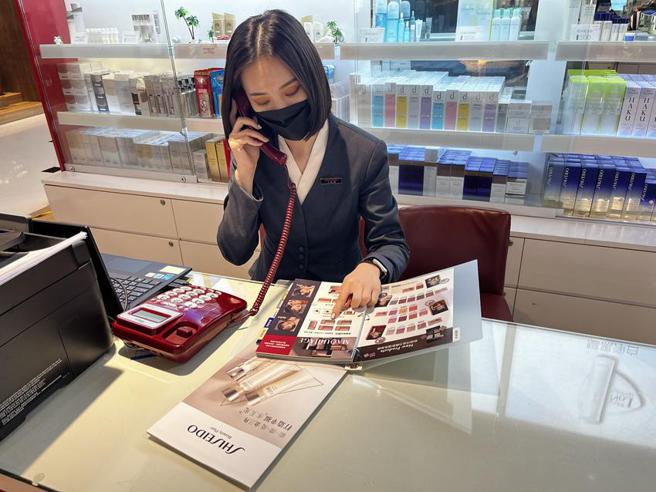 （大江今年年中庆主推APP线上DM直拨专柜选购。图／大江购物中心）